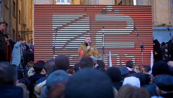 Митинг в поддержку телекомпании Рустави 2 у здания парламента Грузии - Sputnik Азербайджан