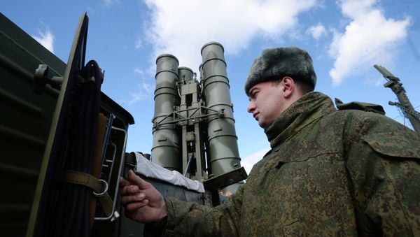 Военнослужащий у зенитного ракетного комплекса (ЗРК) Триумф С-400 во время несения боевого дежурства зенитными ракетными дивизионами Минобороны в Московской области - Sputnik Азербайджан