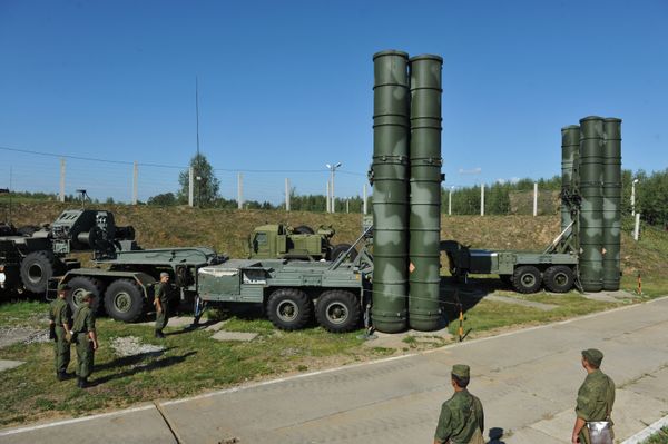 Пусковые установки зенитной ракетной системы комплекса С-400 Триумф 210-го ордена Красной Звезды зенитного ракетного полка - Sputnik Азербайджан