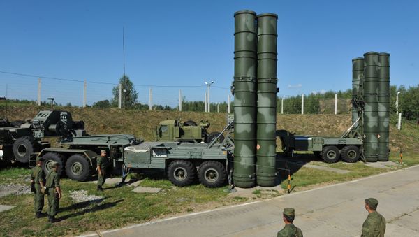 Пусковые установки зенитной ракетной системы комплекса С-400 Триумф 210-го ордена Красной Звезды зенитного ракетного полка - Sputnik Азербайджан