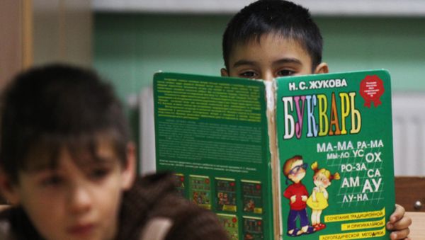 Ученики на уроке чтения в начальной общеобразовательной школе - Sputnik Азербайджан