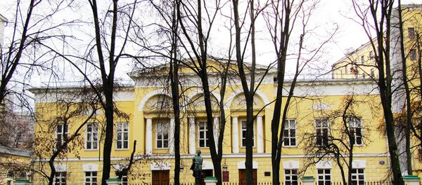 Главное здание Литературного института имени Горького - Sputnik Азербайджан
