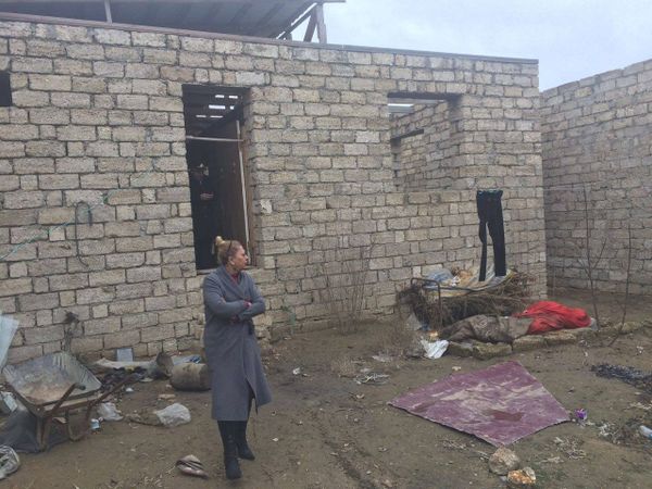Правозащитница Кямаля Агазаде во дворе недостроенного дома семьи Сахили - Sputnik Азербайджан