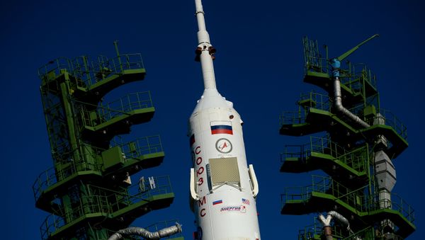 Установка ракеты-носителя Союз-ФГ с транспортным пилотируемым кораблем Союз МС-02 в пусковую установку на стартовой площадке космодрома Байконур. - Sputnik Азербайджан
