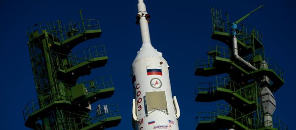 Установка ракеты-носителя Союз-ФГ с транспортным пилотируемым кораблем Союз МС-02 в пусковую установку на стартовой площадке космодрома Байконур. - Sputnik Азербайджан