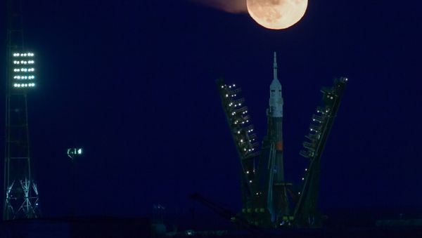 Ракета-носитель Союз-ФГ на фоне суперлуны на космодроме Байконур - Sputnik Азербайджан