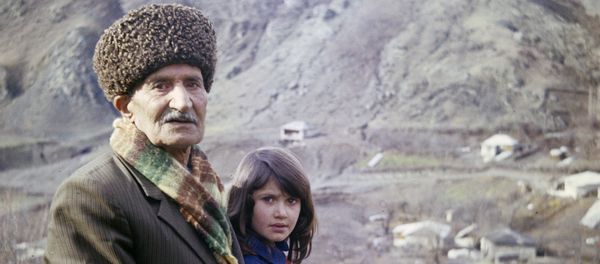 Долгожитель из Азербайджана Рустам-киши (101 год) и его дочь, село Касым-бина-кенд, Кельбаджарский район, 1981 год - Sputnik Азербайджан