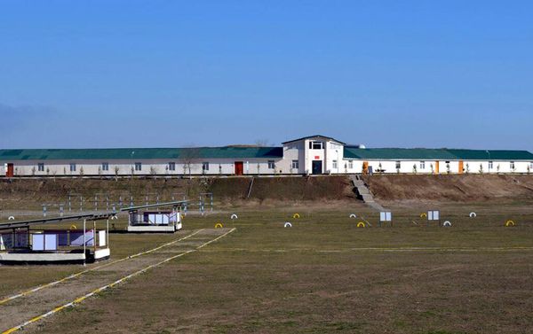 В прифронтовой зоне состоялось открытие нового учебного центра, здания штаба и солдатских казарм - Sputnik Азербайджан