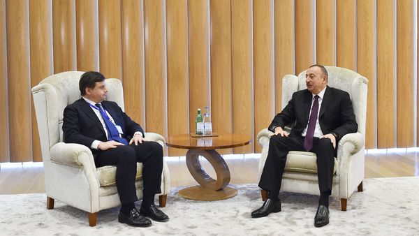 Президент Азербайджанской Республики Ильхам Алиев встретился с министром экономического развития Итальянской Республики Карло Календой - Sputnik Азербайджан