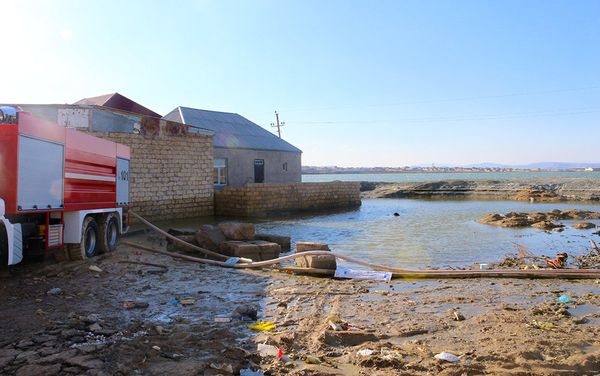 В поселке Ашагы Гюздек Абшеронского района произошел разлив озера Дашагиль - Sputnik Азербайджан