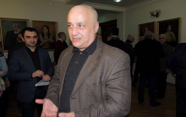 В Азербайджанском государственном академическом национальном драматическом театре отметили юбилей легендарного актера Лютфи Мамедбекова - Sputnik Азербайджан