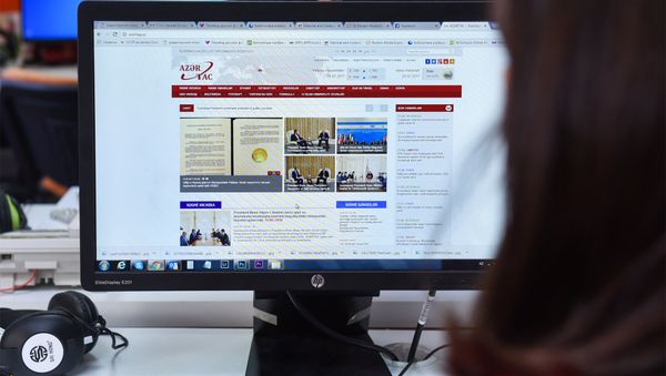 Девушка за просмотром новостного сайта, фото из архива - Sputnik Азербайджан