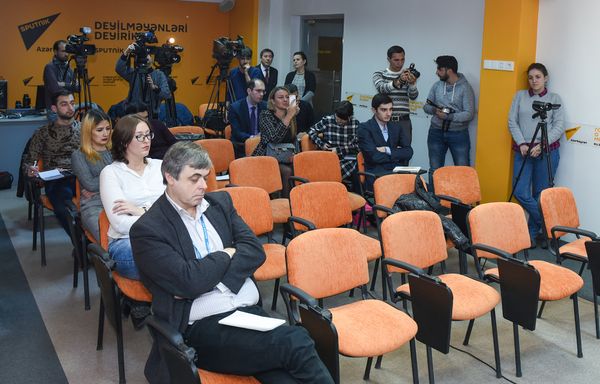 Журналисты в Международном мультимедийном пресс-центре Sputnik Азербайджан в ходе встречи с российскими депутатами и экспертами на тему Россия и Азербайджан: 25 лет сотрудничества и развития  - Sputnik Азербайджан