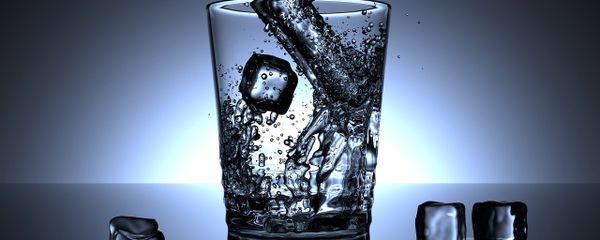 Питьевая вода и кубики льда, фото из архива - Sputnik Азербайджан
