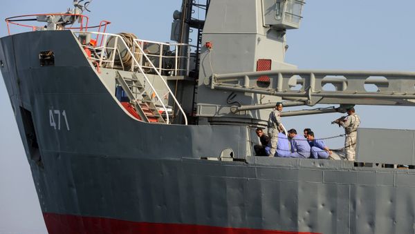 Солдаты армии Ирана в ходе военно-морских учений Велаят-90, 24 декабря 2011 года - Sputnik Азербайджан