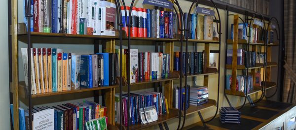 В Баку открылся первый книжный магазин юридической литературы В Баку открылся первый книжный магазин юридической литературы - Sputnik Азербайджан