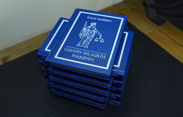 В Баку открылся первый книжный магазин юридической литературы - Sputnik Азербайджан