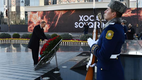 Президент Ильхам Алиев возлагает венок к памятнику жертвам Ходжалинской трагедии, 26 февраля 2017 года - Sputnik Азербайджан