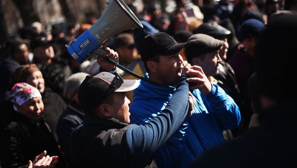 Митинг у здания ГКНБ сторонников задержанного депутата Текебаева в Бишкеке - Sputnik Азербайджан