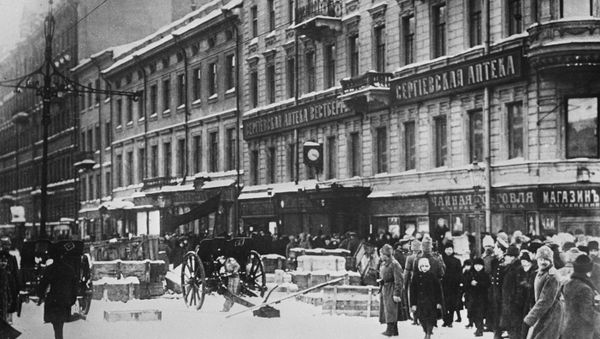 Баррикады на Литейном проспекте. Петроград, февраль 1917 года. - Sputnik Азербайджан