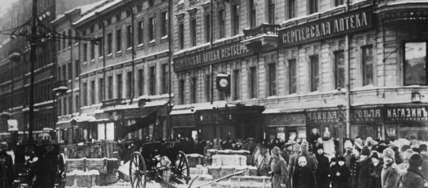 Баррикады на Литейном проспекте. Петроград, февраль 1917 года. - Sputnik Азербайджан