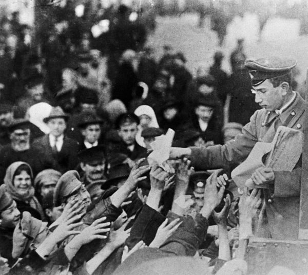 Раздача газет с призывом к революции. Москва, февраль 1917 года - Sputnik Азербайджан