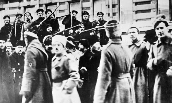 Матросы с крейсера Аврора присоединяются к восставшему народу во время Февральской революции. Петроград. 1917 год. - Sputnik Азербайджан