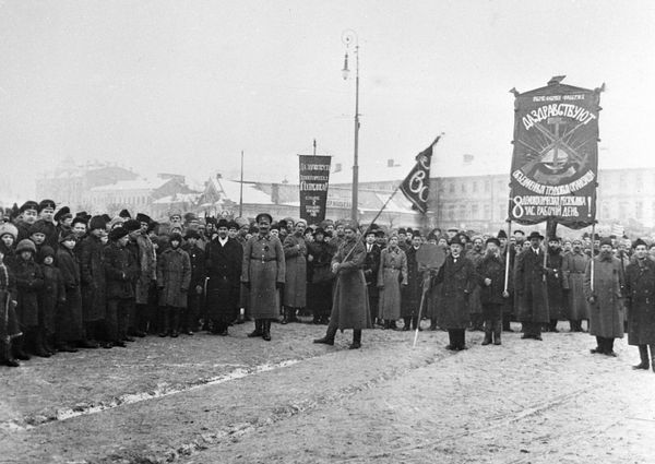 Колонны рабочих фабрики Фаберже и солдаты 2-го Московского запасного полка направляются на демонстрацию во время февральской буржуазно-демократической революции. 1917 год - Sputnik Азербайджан