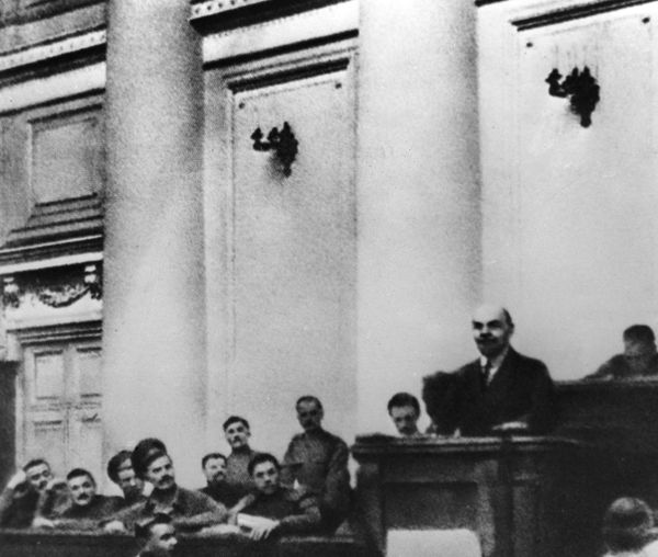Выступление В. И. Ленина 17 апреля (4 апреля) 1917 года в Таврическом дворце с Апрельскими тезисами на объединительном собрании большевиков и меньшевиков - Sputnik Азербайджан
