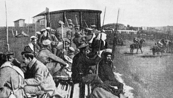 Солдаты возвращаются домой. В результате работы большевистских агитаторов солдаты отказались поддержать мятеж генерала Корнилова, который ставил своей целью установление военной диктатуры в России. 1917 год - Sputnik Азербайджан