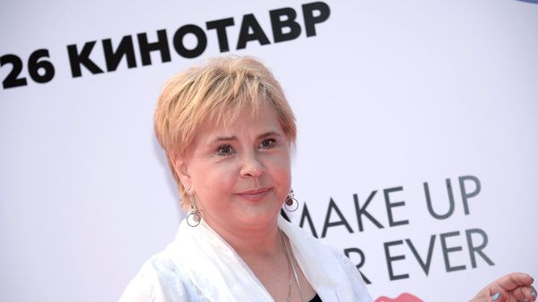 Актриса и режиссер Татьяна Догилева на церемонии открытия XXVI Открытого Российского кинофестиваля Кинотавр в Сочи - Sputnik Азербайджан