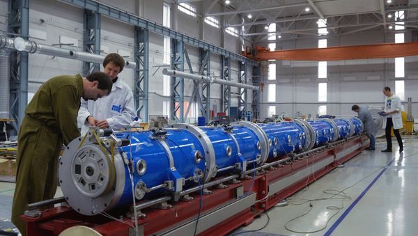 Сотрудники выполняют работы по монтажу элементов исследовательского ядерного нейтронного реактора ПИК на территории ФГБУ Петербургский институт ядерной физики им. Б.П. Константинова в Гатчине - Sputnik Азербайджан