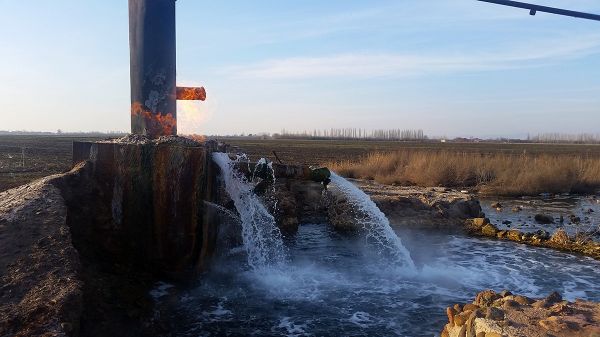 Соленая и серная вода способствует засолению почвы на многих гектарах Соленая и серная вода способствует засолению почвы на многих гектарах - Sputnik Азербайджан