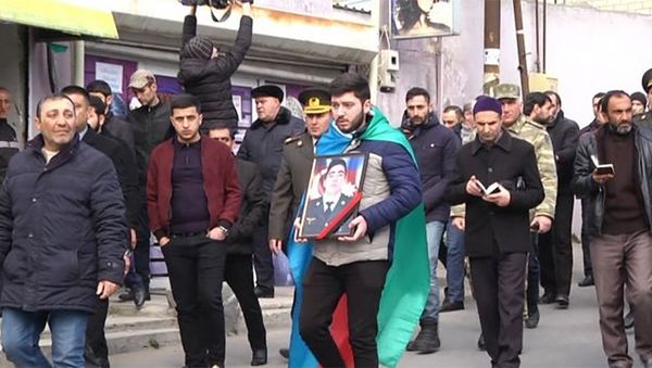 Военнослужащий Закир Джафаров, погибший несколько дней назад при предотвращении провокации армянских вооруженных сил, сегодня был похоронен в Баку - Sputnik Азербайджан