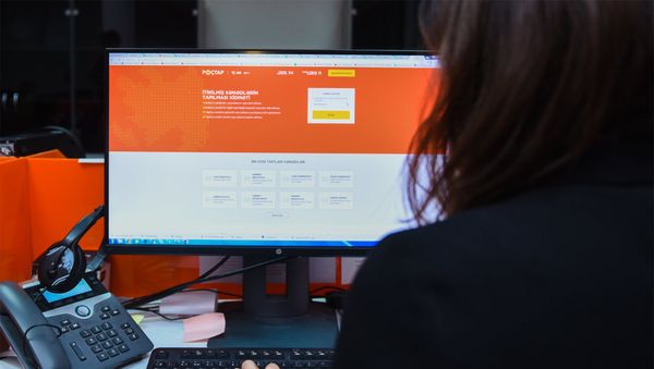 Девушка за просмотром сайта pochtap.az - Sputnik Азербайджан