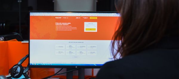 Девушка за просмотром сайта pochtap.az Девушка за просмотром сайта pochtap.az - Sputnik Азербайджан