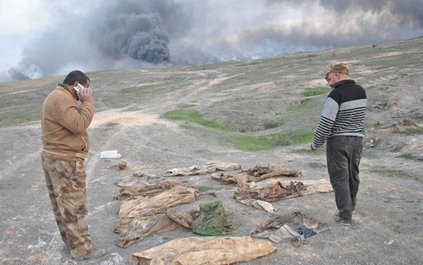 Массовое захоронение людей, казненных боевиками Исламского государства - Sputnik Азербайджан