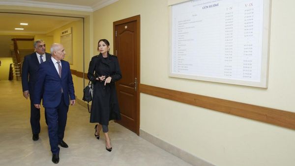 Мехрибан Алиева ознакомилась с условиями, созданными в Республиканской специальной школе-интернате номер шесть имени Эльмара Мирзоева - Sputnik Азербайджан