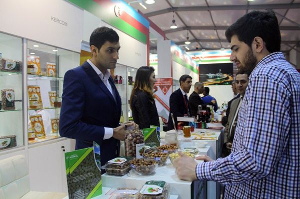Участники продовольственной выставки Gulfood 2017 знакомятся с азербайджанскими товарами  - Sputnik Азербайджан