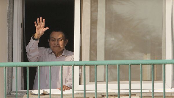 Свергнутый бывший президент Египта Хосни Мубарак приветствует своих сторонникам из своей комнаты в военном госпитале Маади, 6 октября 2016 года - Sputnik Азербайджан