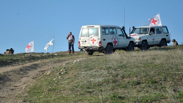 Автомобили представителей Международного комитета Красного Креста - Sputnik Азербайджан