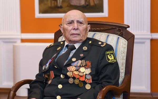 Награждение азербайджанских ветеранов Великой Отечественной войны памятным нагрудным знаком “75 лет битвы за Москву” - Sputnik Азербайджан