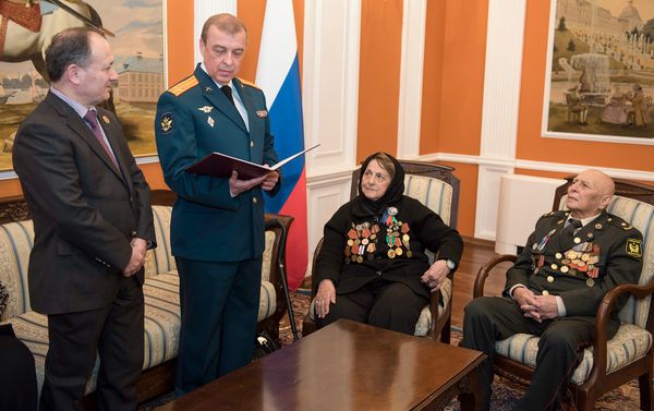 Награждение азербайджанских ветеранов Великой Отечественной войны памятным нагрудным знаком “75 лет битвы за Москву” - Sputnik Азербайджан