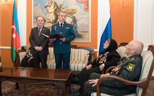 Награждение азербайджанских ветеранов Великой Отечественной войны памятным нагрудным знаком “75 лет битвы за Москву” - Sputnik Азербайджан