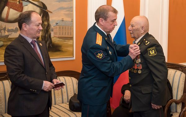 Награждение азербайджанских ветеранов Великой Отечественной войны памятным нагрудным знаком “75 лет битвы за Москву” - Sputnik Азербайджан