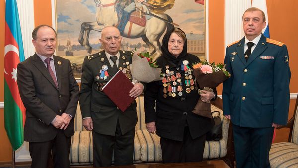 Награждение азербайджанских ветеранов Великой Отечественной войны памятным нагрудным знаком “75 лет битвы за Москву” - Sputnik Азербайджан