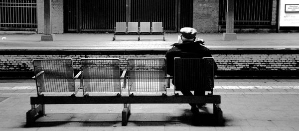 Пожилой человек на скамейке, архивное фото - Sputnik Азербайджан