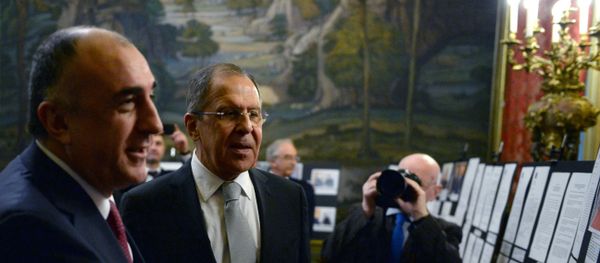 Министр иностранных дел РФ Сергей Лавров (справа на первом плане) и министр иностранных дел Азербайджана Эльмар Мамедъяров во время встречи в Москве - Sputnik Азербайджан