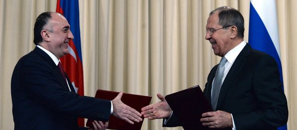 Министр иностранных дел РФ Сергей Лавров и министр иностранных дел Азербайджана Эльмар Мамедъяров во время церемонии подписания совместных документов по итогам встречи в Москве - Sputnik Азербайджан