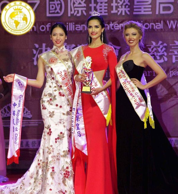 Нармин Сафарова (справа) на конкурсе Queen of Brilliancy International-2017 - Sputnik Азербайджан